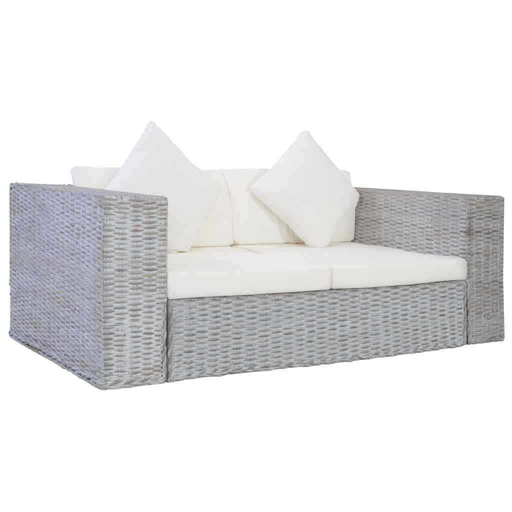 2-personers sofa i naturlig rattan - grå med cremehvide hynder