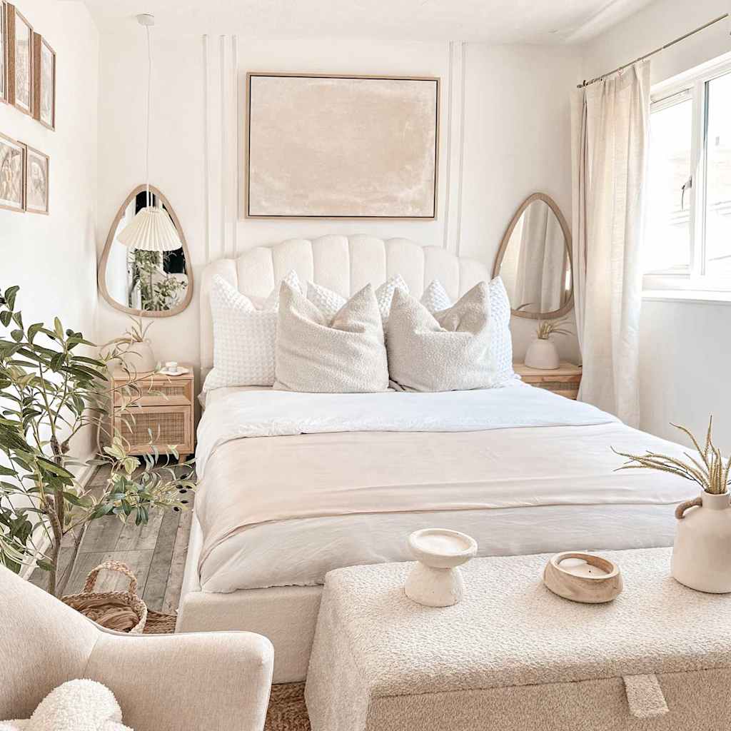 sengeborde 2 stk. massivt fyrretræ og naturlig rattan brun