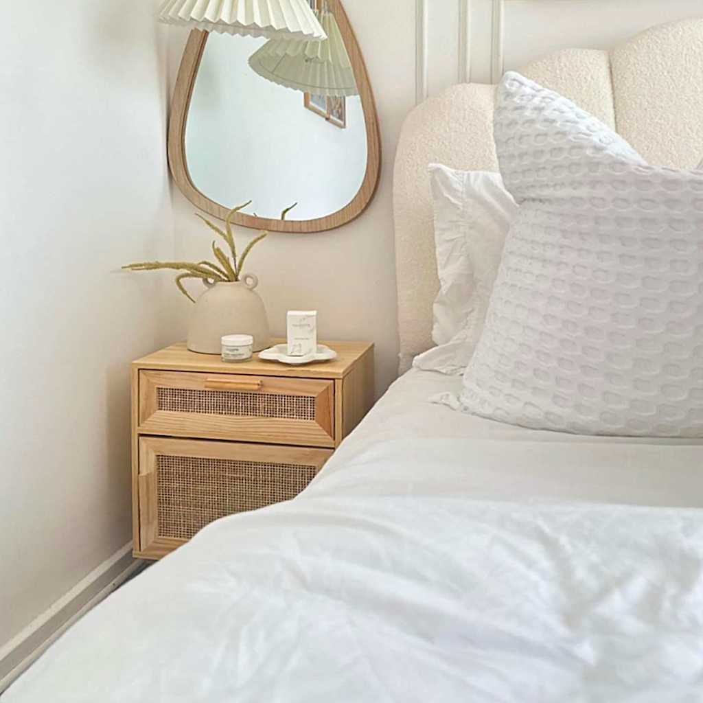 sengeborde 2 stk. massivt fyrretræ og naturlig rattan brun