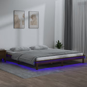 sengeramme med LED-lys 200x200 cm massivt træ gyldenbrun