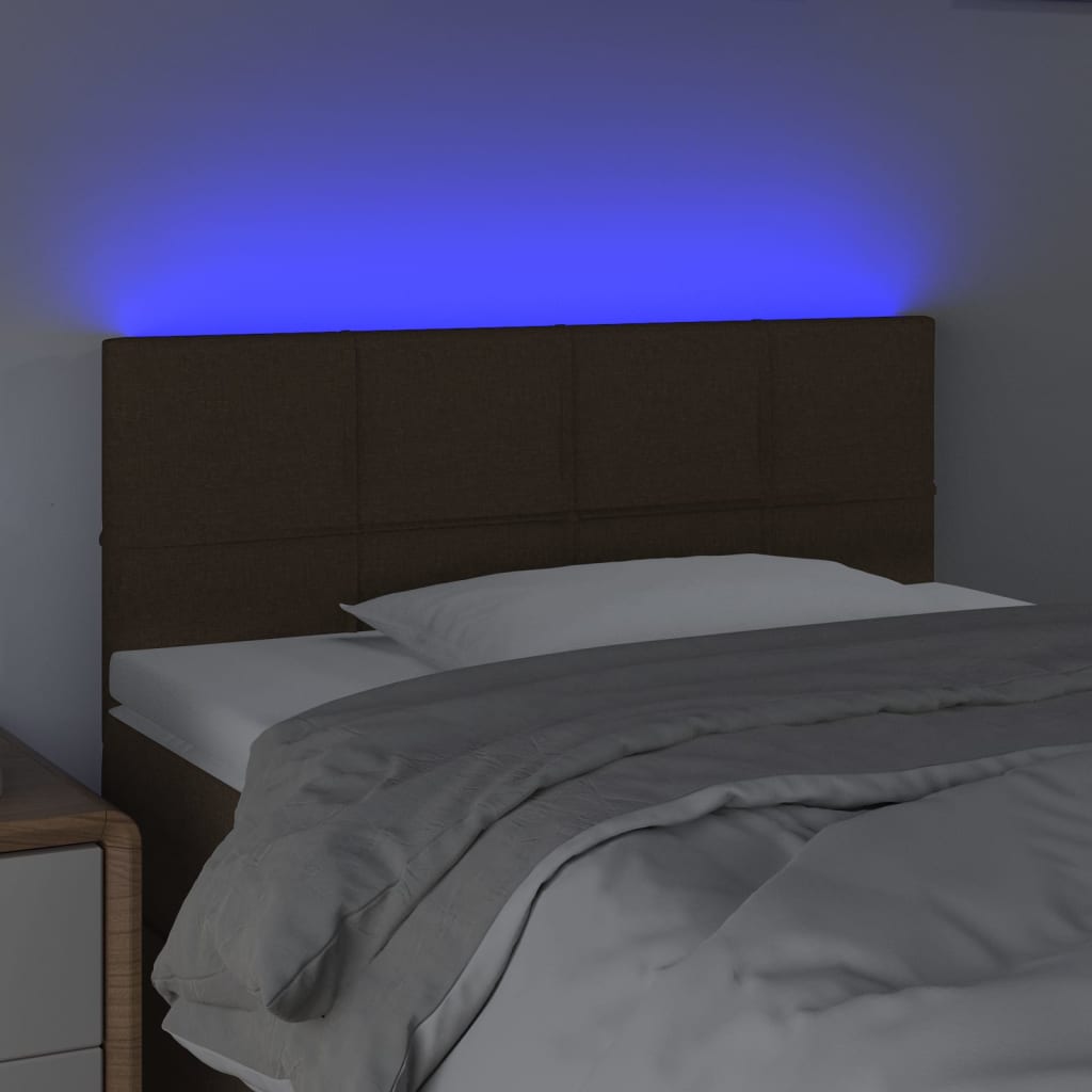 sengegavl med LED-lys 90x5x78/88 cm stof mørkebrun