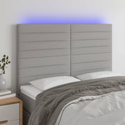 sengegavl med LED-lys 144x5x118/128 cm stof lysegrå