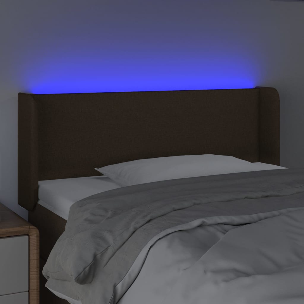 sengegavl med LED-lys 83x16x78/88 cm stof mørkebrun