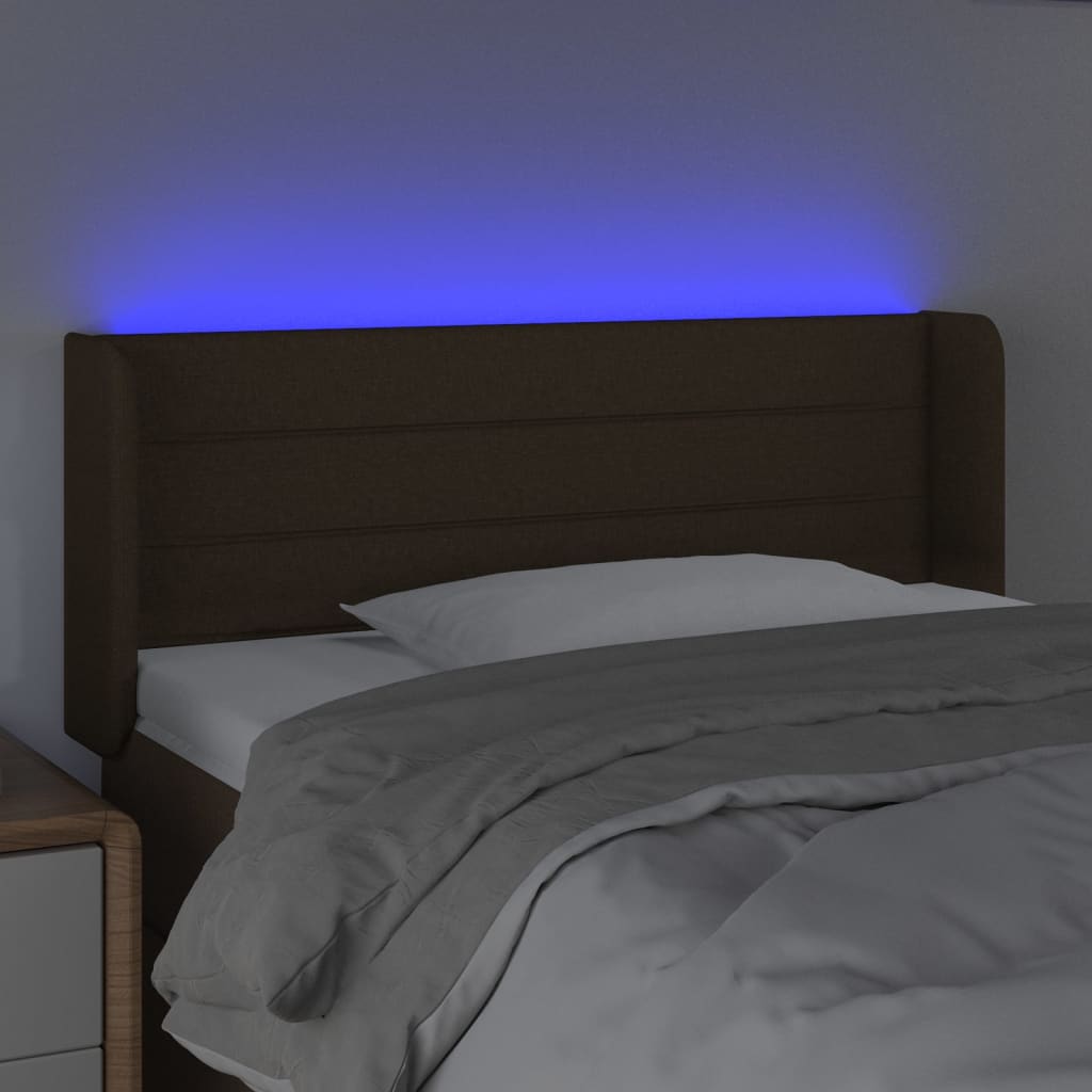 sengegavl med LED-lys 83x16x78/88 cm stof mørkebrun