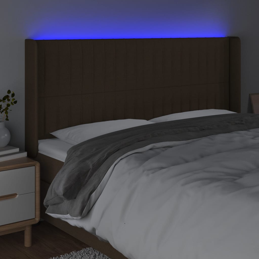 sengegavl med LED-lys 183x16x118/128 cm stof mørkebrun