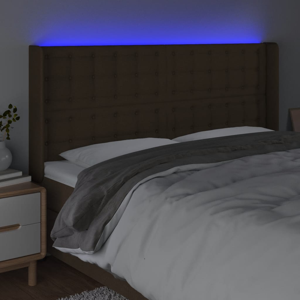 sengegavl med LED-lys 163x16x118/128 cm stof mørkebrun