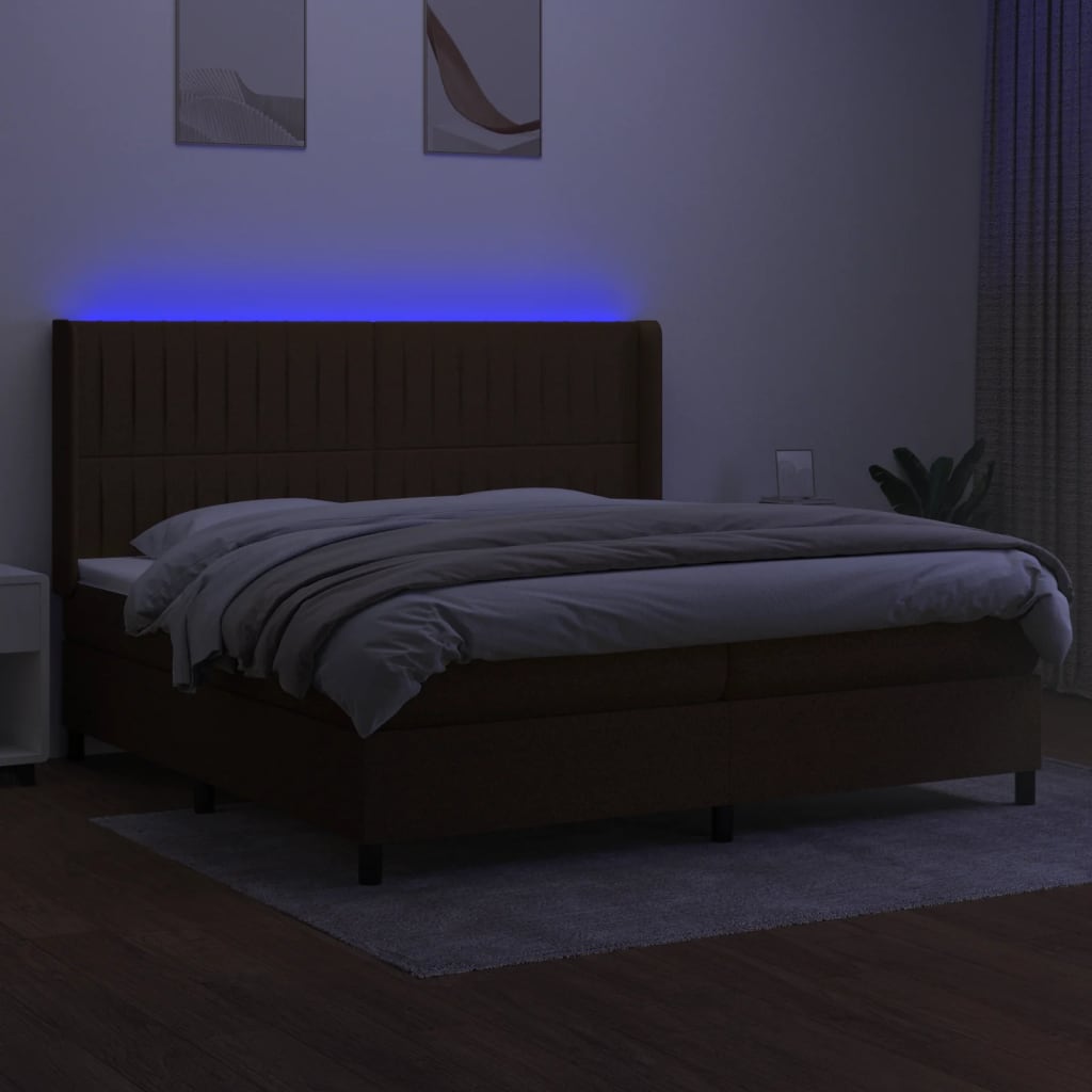kontinentalseng med LED-lys 200x200 cm stof mørkebrun