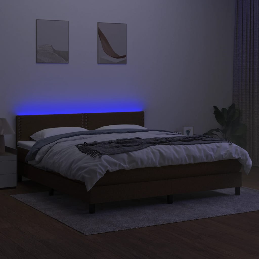 kontinentalseng med LED-lys 180x200 cm stof mørkebrun