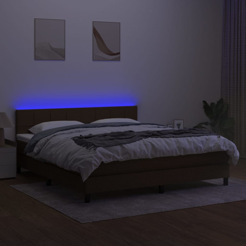 kontinentalseng med LED-lys 180x200 cm stof mørkebrun