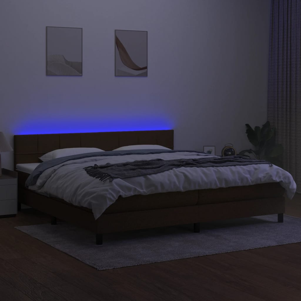 kontinentalseng med LED-lys 200x200 cm stof mørkebrun