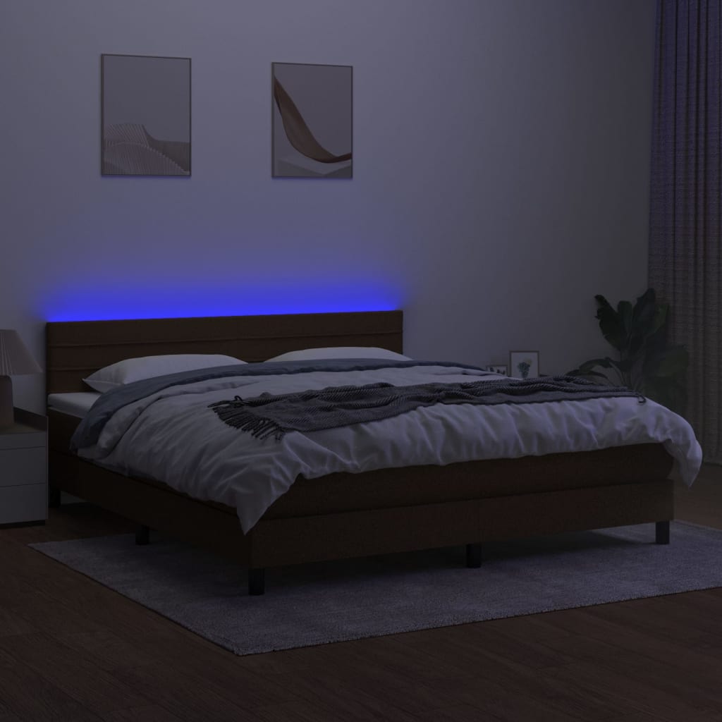 kontinentalseng med LED-lys 180x200 cm stof mørkebrun