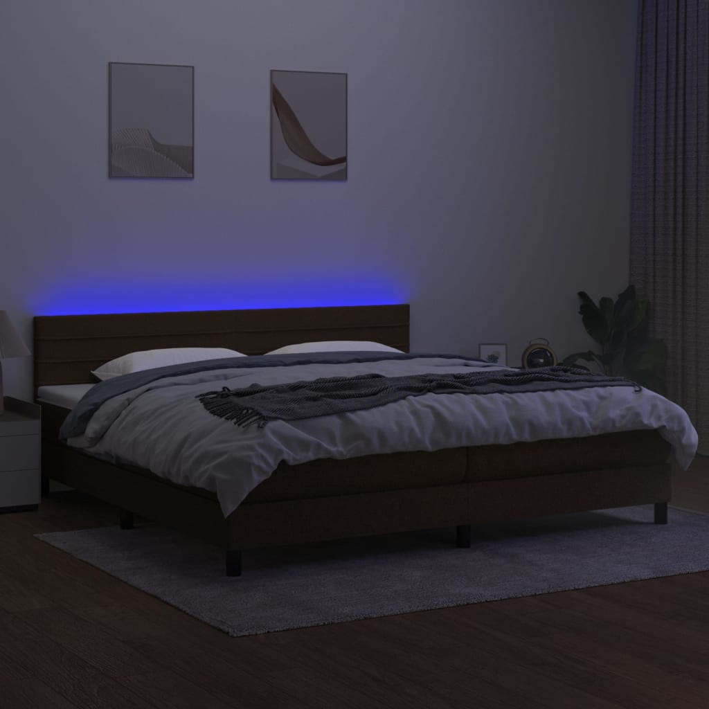 kontinentalseng med LED-lys 200x200 cm stof mørkebrun