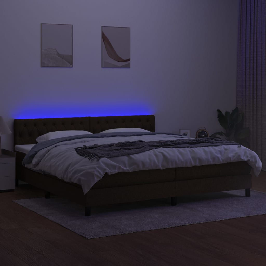 kontinentalseng med LED-lys 200x200 cm stof mørkebrun