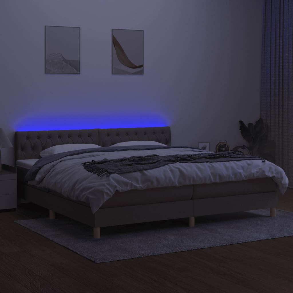 kontinentalseng med LED-lys 200x200 cm stof gråbrun