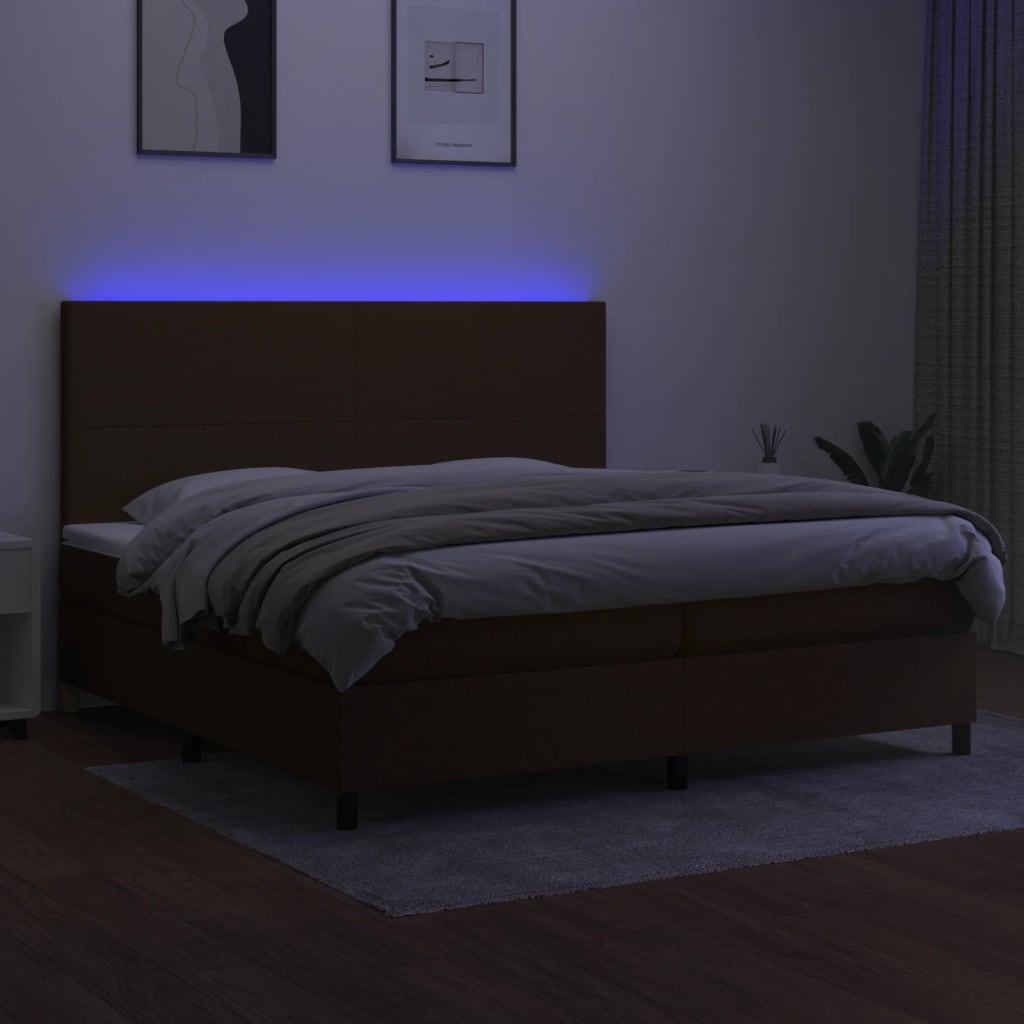 kontinentalseng med LED-lys 200x200 cm stof mørkebrun