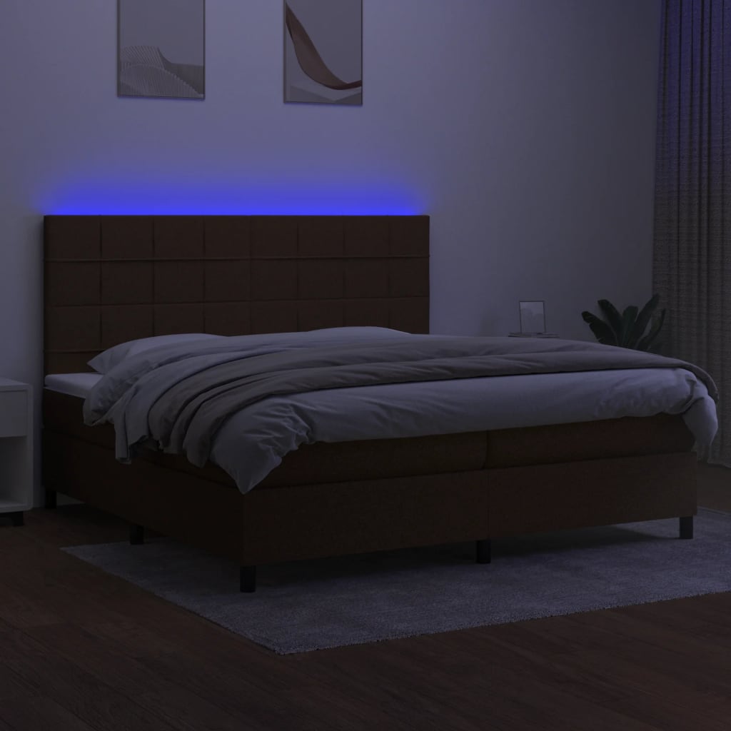 kontinentalseng med LED-lys 200x200 cm stof mørkebrun