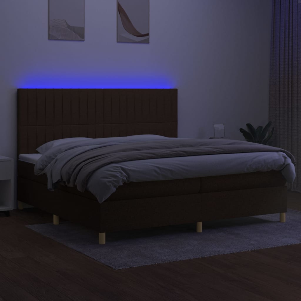 kontinentalseng med LED-lys 200x200 cm stof mørkebrun