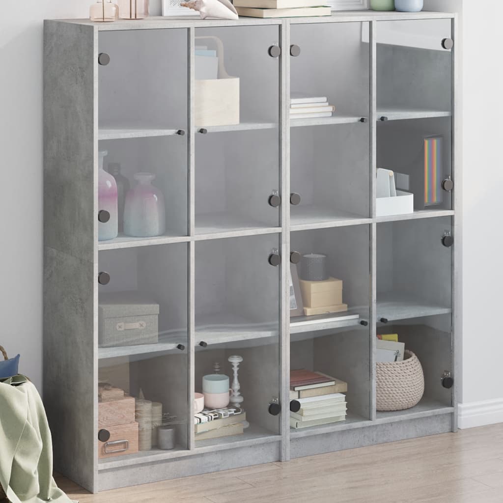 Bogreol med glaslåger - 136×37×142 cm, konstrueret træ, betongrå