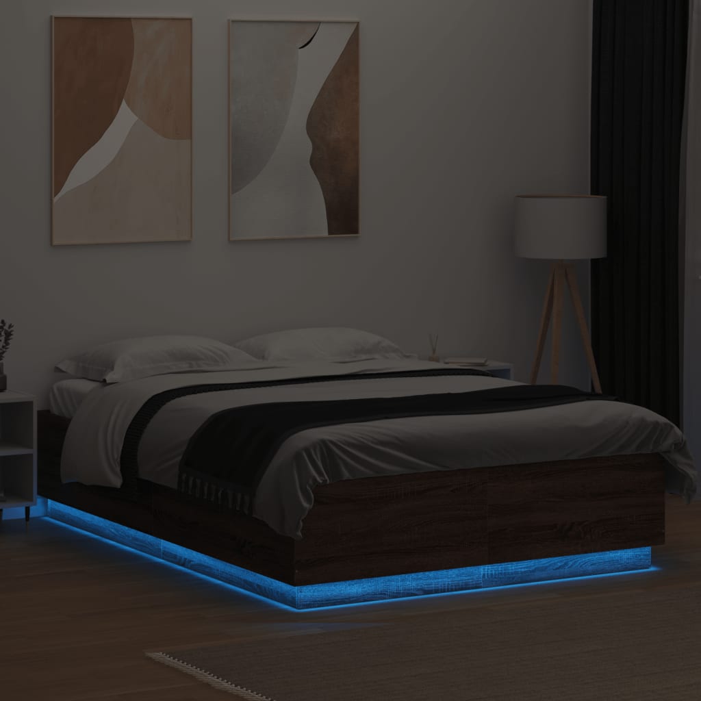 sengeramme med LED-lys 150x200 cm konstrueret træ brunt egetræ