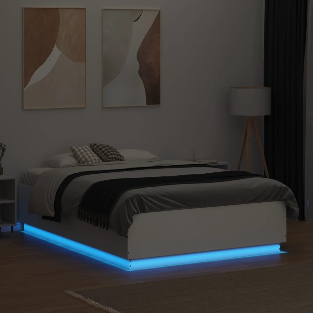 sengeramme med LED-lys 135x190 cm konstrueret træ hvid højglans