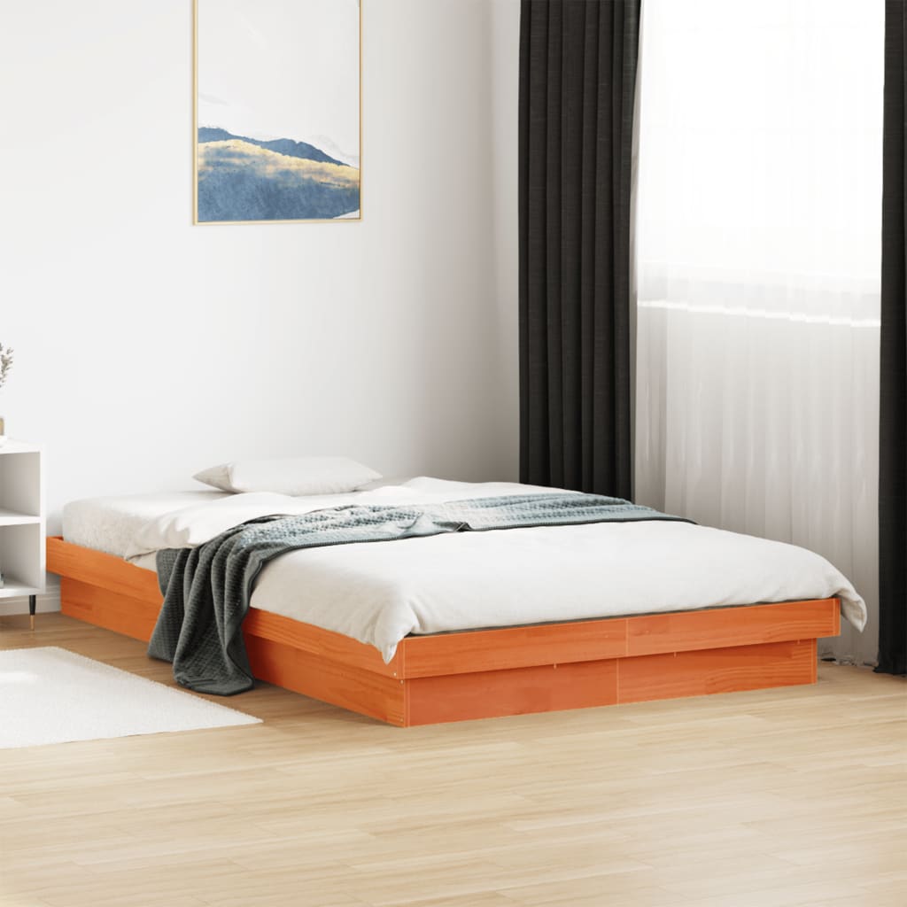 sengeramme med LED-lys 140x200 cm massivt fyrretræ gyldenbrun