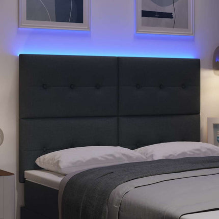 LED sengegavl med LED-lysstrimler Mørkegrå 144 cm Stof