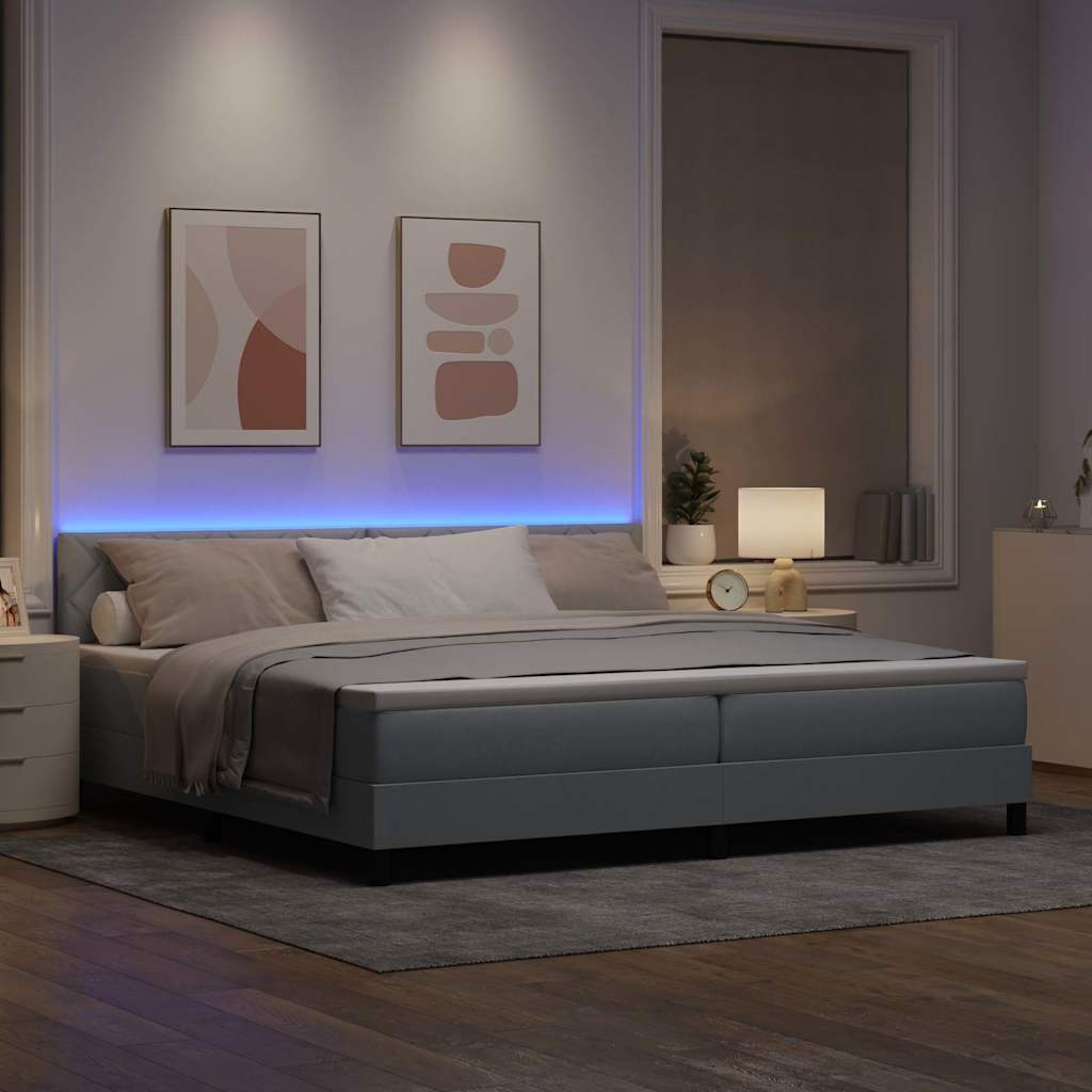 Box spring seng med madras med LED Lysegrå 200 x 200 cm Stof