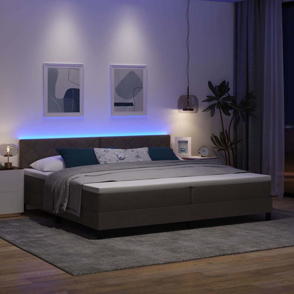 Box spring seng med madras med LED Mørk Brun 200 x 200 cm Stof