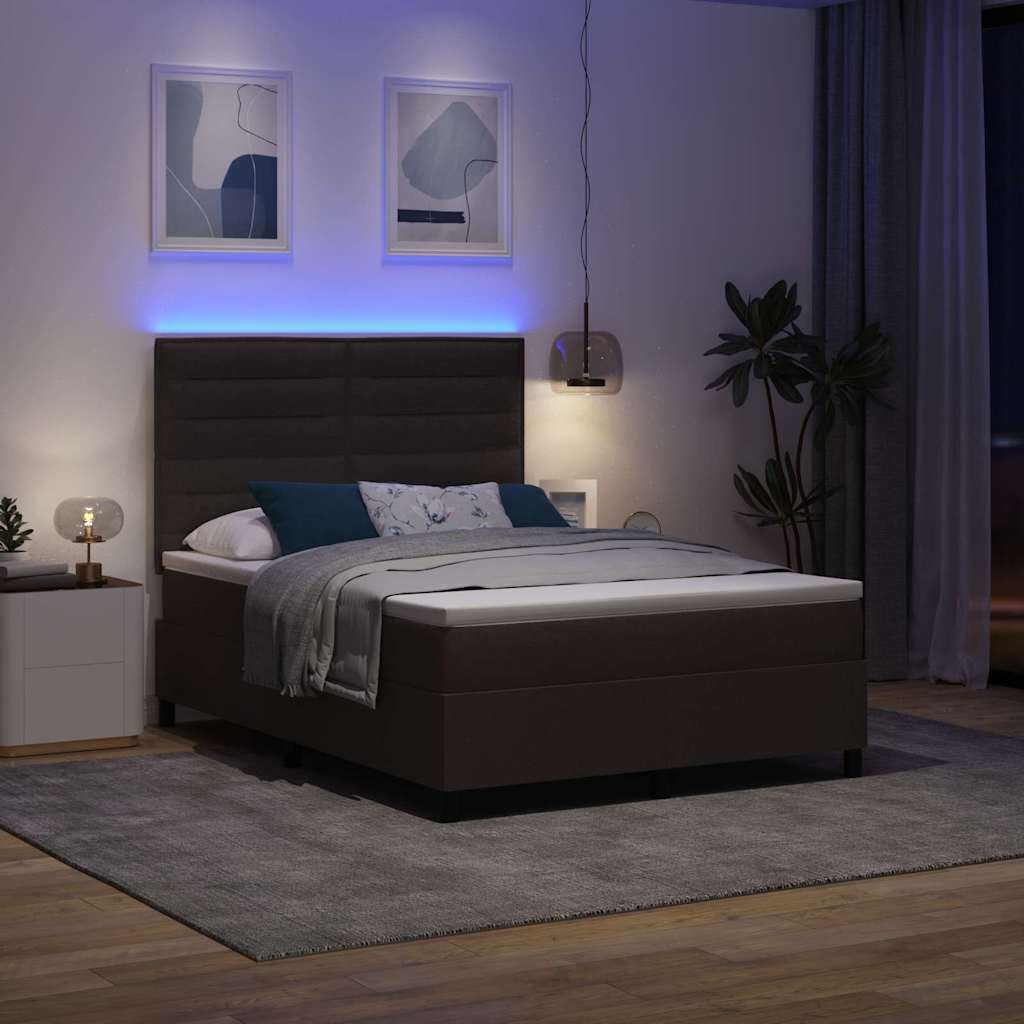 Box spring seng med madras med LED Mørkebrun 140 x 200 cm Stof
