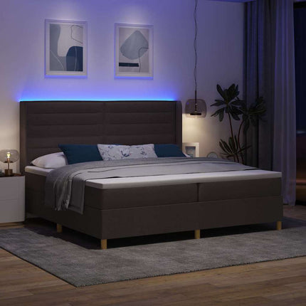 Box spring seng med madras med LED Brun 200 x 200 cm Stof